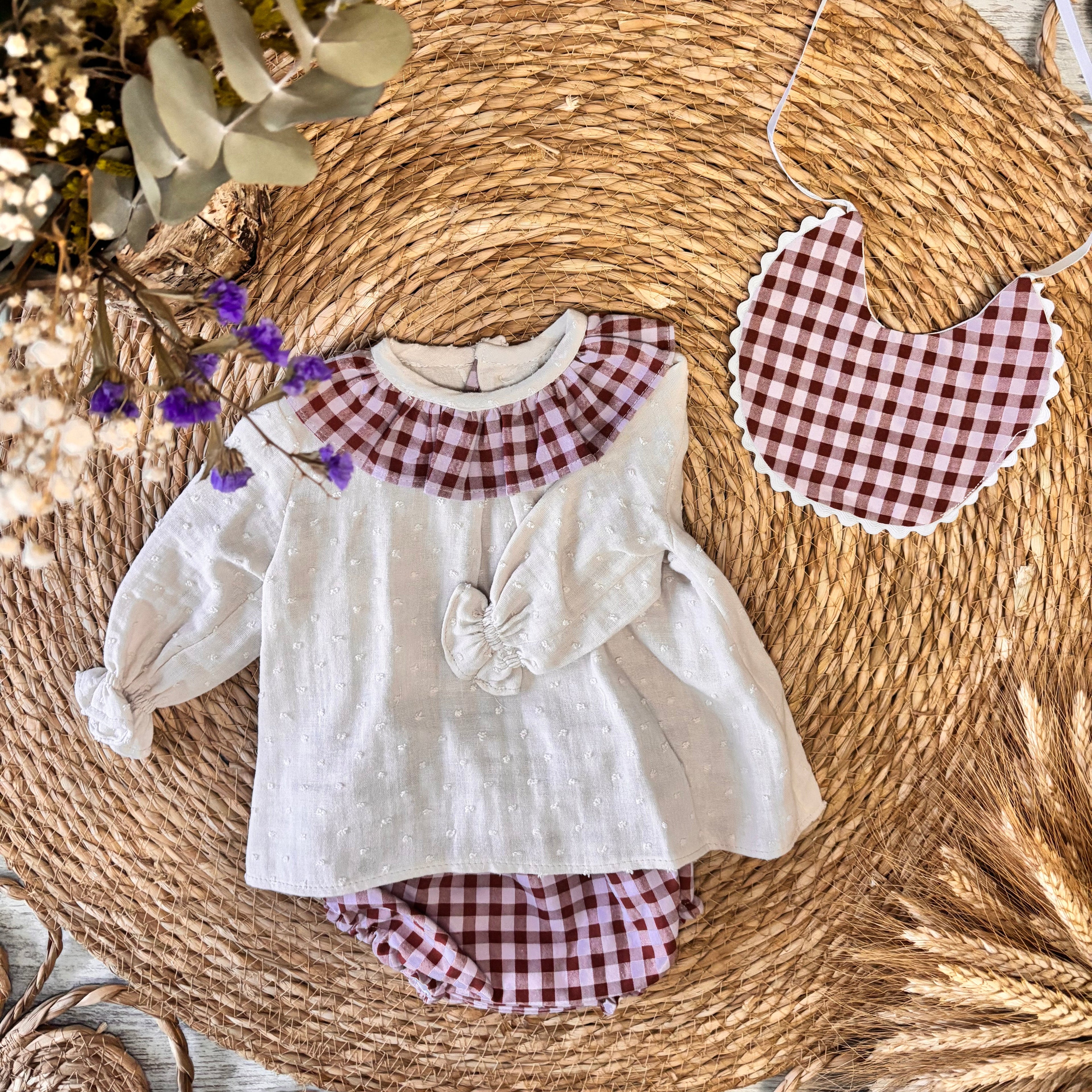 CONJUNTO CAMISA Y CUBREPAÑAL EN BÁMBULA Y CUADRO VICHY