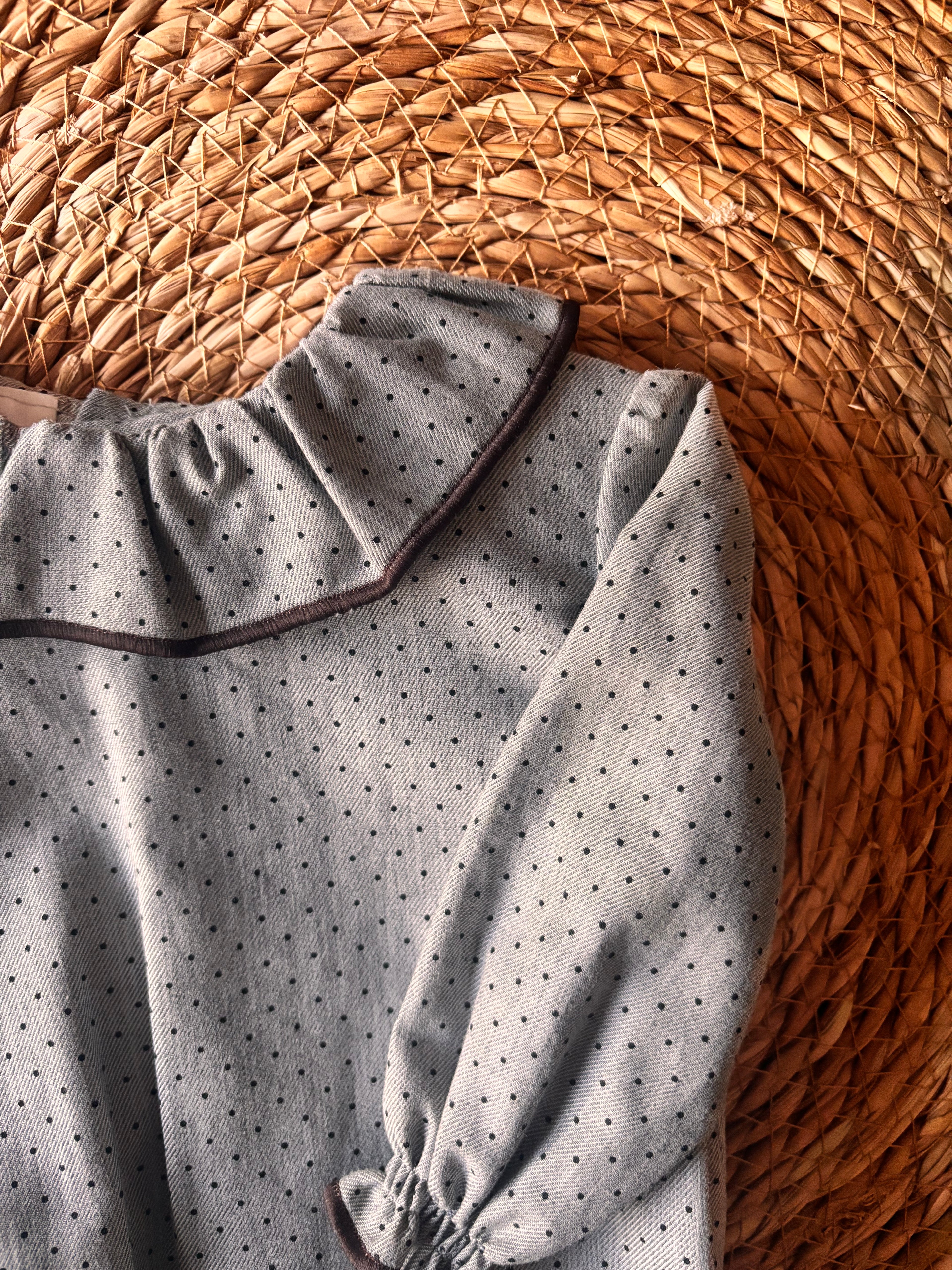 PELELE PUNTOS Y RIBETES EN MARRÓN