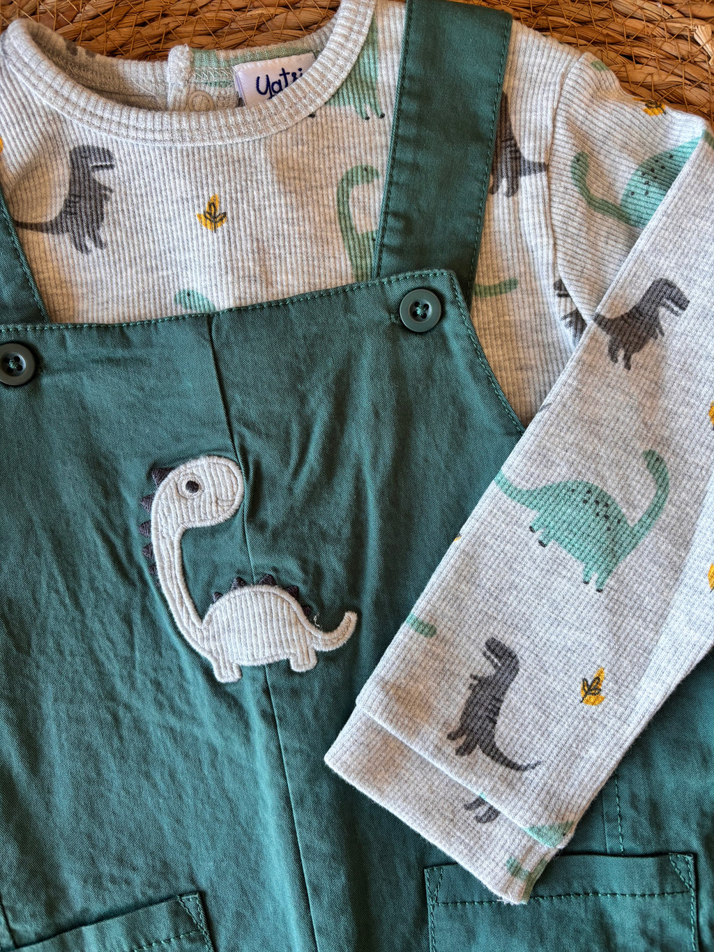 PETO Y CAMISETA DINOS