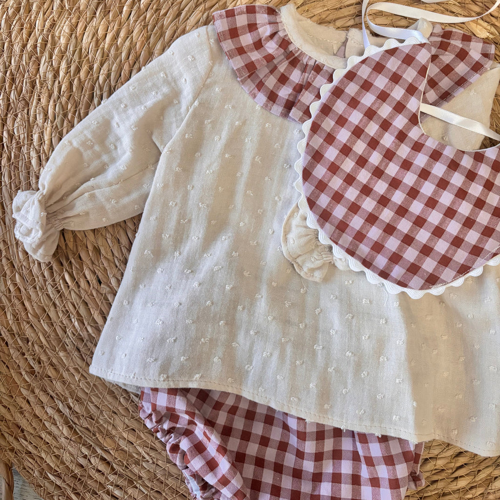 CONJUNTO CAMISA Y CUBREPAÑAL EN BÁMBULA Y CUADRO VICHY